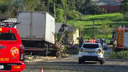 Caminhão atinge casas e deixa motorista preso às ferragens em Veranópolis - Studio TV