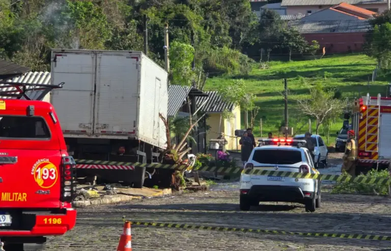 Caminhão atinge casas e deixa motorista preso às ferragens em Veranópolis - Studio TV
