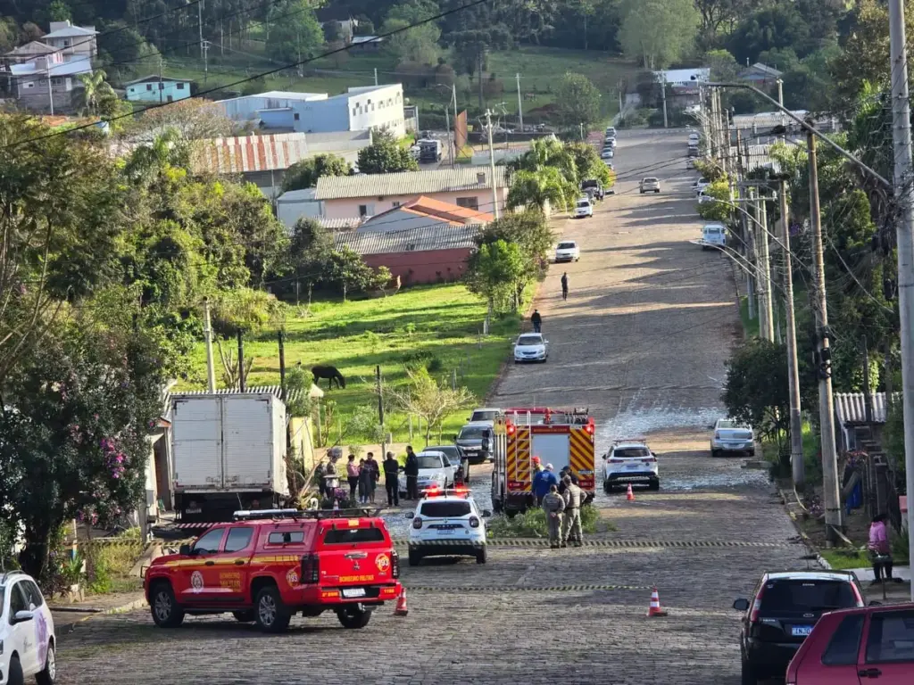 Caminhão atinge casas e deixa motorista preso às ferragens em Veranópolis - Studio TV