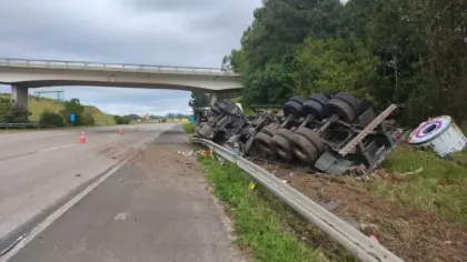 Caminhão capota na BR-290 e deixa motorista gravemente ferido em Glorinha - Studio TV