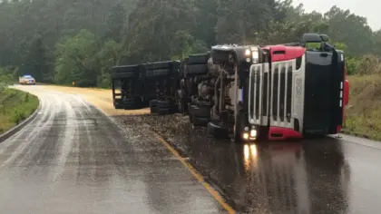 Caminhão tomba, espalha carga de soja e bloqueia parcialmente rodovia no Vale do Rio Pardo - Studio TV