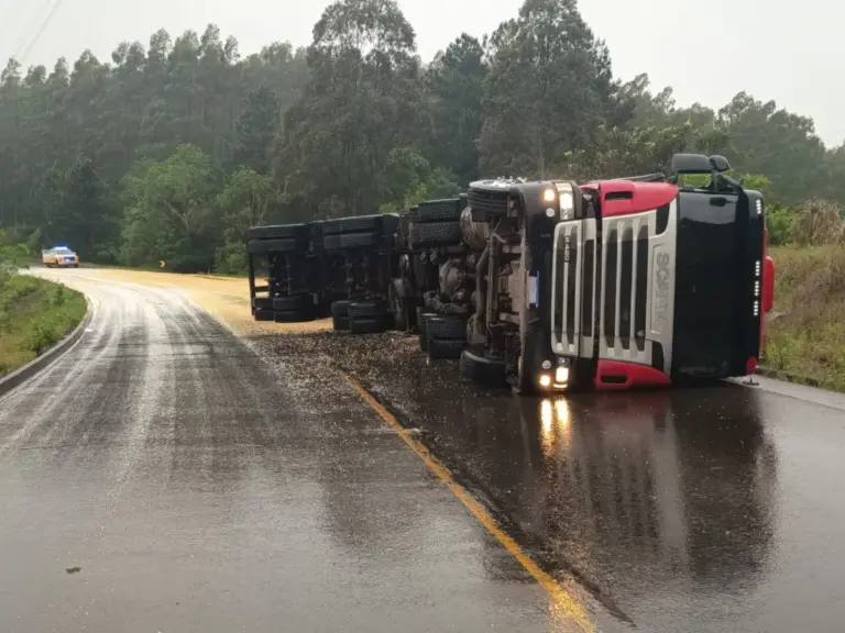 Caminhão tomba, espalha carga de soja e bloqueia parcialmente rodovia no Vale do Rio Pardo - Studio TV