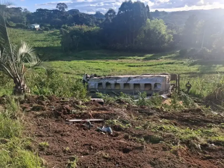 Caminhão tomba na ERS-359, entre Veranópolis e Cotiporã - Studio TV