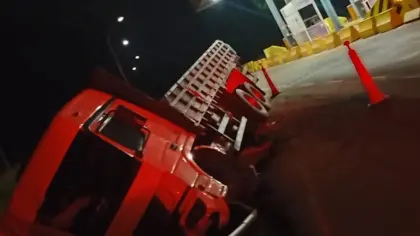 Caminhão tomba perto de pedágio e motorista é preso por embriaguez no RS - Studio TV