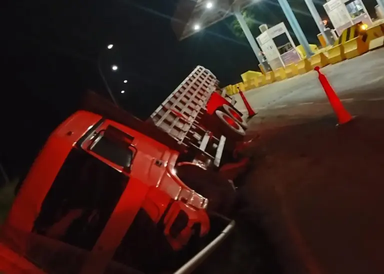 Caminhão tomba perto de pedágio e motorista é preso por embriaguez no RS - Studio TV