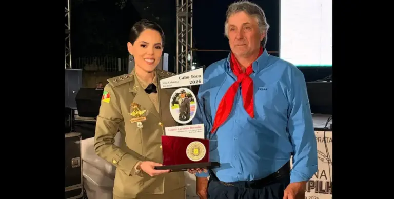 Capitã Caroline Bresolin recebe Troféu Cabo Toco durante a Semana Farroupilha de Nova Prata - Studio TV