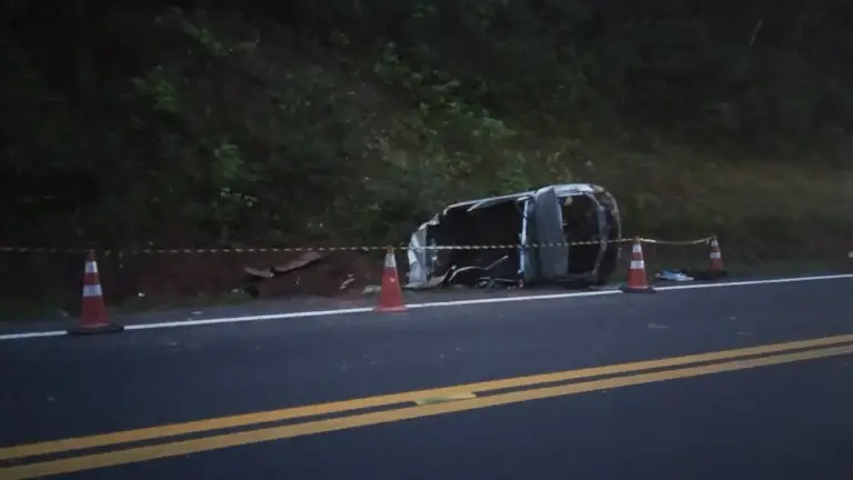 Capotamento deixa uma pessoa morta e cinco feridas na ERS-452, em Feliz - Studio TV