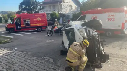 Capotamento mobiliza Bombeiros e Samu no bairro Verona, em Bento Gonçalves - Studio TV
