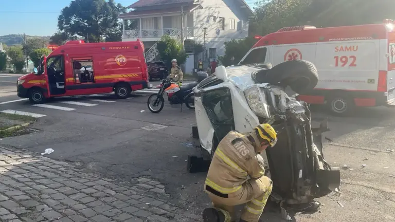 Capotamento mobiliza Bombeiros e Samu no bairro Verona, em Bento Gonçalves - Studio TV