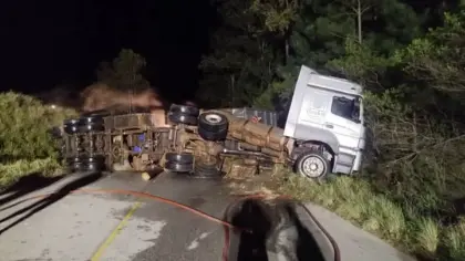 Carreta carregada com madeira tomba e pega fogo na RS-471, em Encruzilhada do Sul - Studio TV