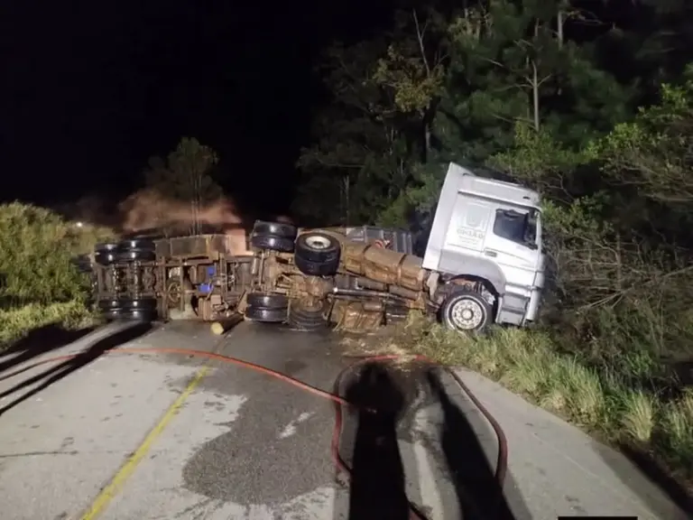 Carreta carregada com madeira tomba e pega fogo na RS-471, em Encruzilhada do Sul - Studio TV