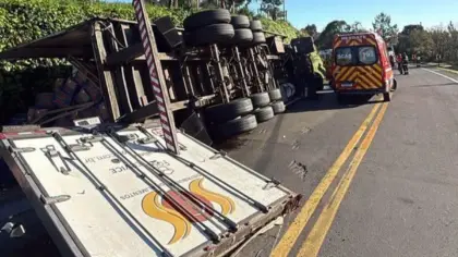 Carreta sai da pista, bate em barranco e tomba na ERS-122, em Ipê - Studio TV