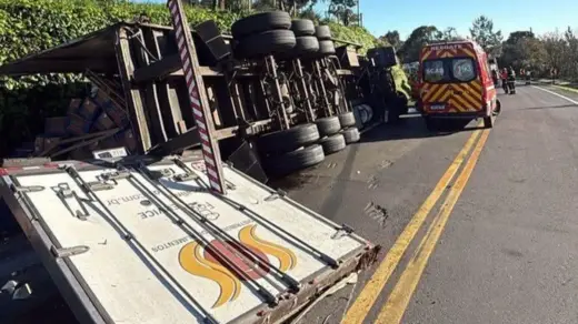 Carreta sai da pista, bate em barranco e tomba na ERS-122, em Ipê - Studio TV