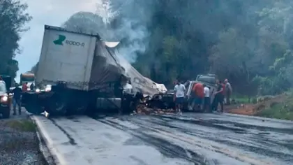 Carreta tomba, deixa um ferido grave e bloqueia a BR-285 no Noroeste do RS - Studio TV