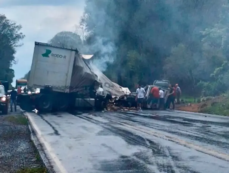 Carreta tomba, deixa um ferido grave e bloqueia a BR-285 no Noroeste do RS - Studio TV