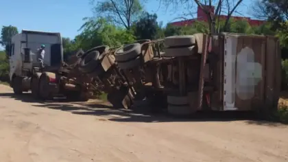 Carreta tomba durante descarregamento de cereais às margens da ERS-324 em Passo Fundo - Studio TV