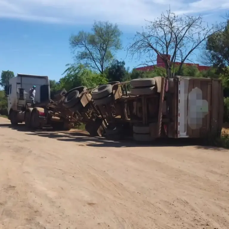 Carreta tomba durante descarregamento de cereais às margens da ERS-324 em Passo Fundo - Studio TV