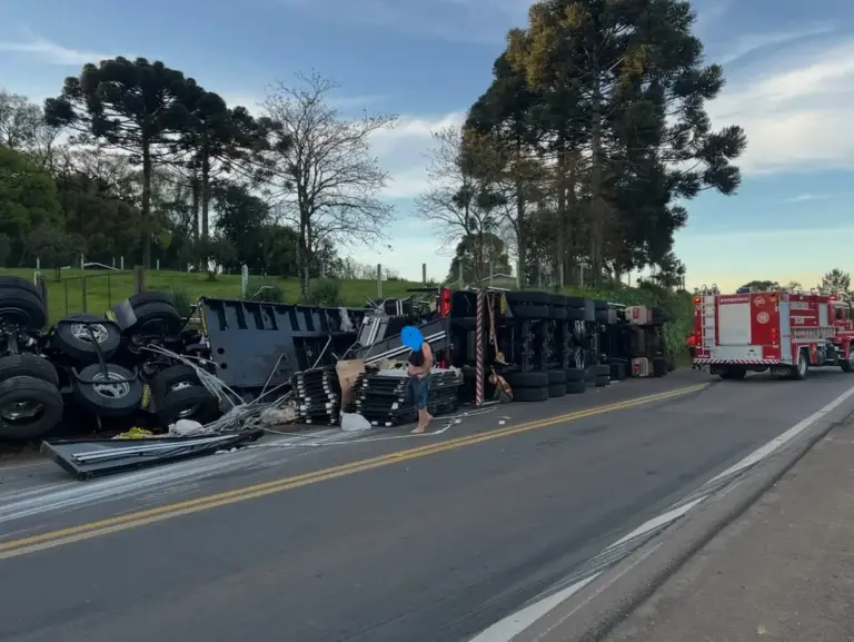 Carreta tomba na ERS-122, em Ipê, e motorista fica ferido - Studio TV