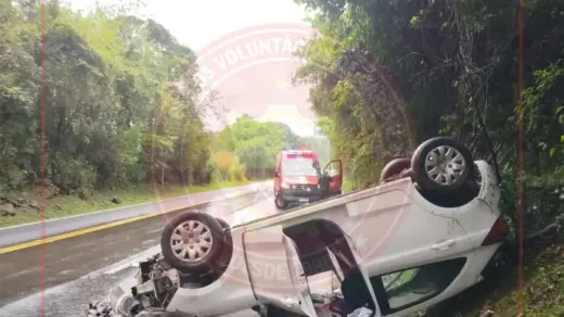 Carro capota na RSC-453, na Serra Gaúcha, e acidente termina sem feridos - Studio TV