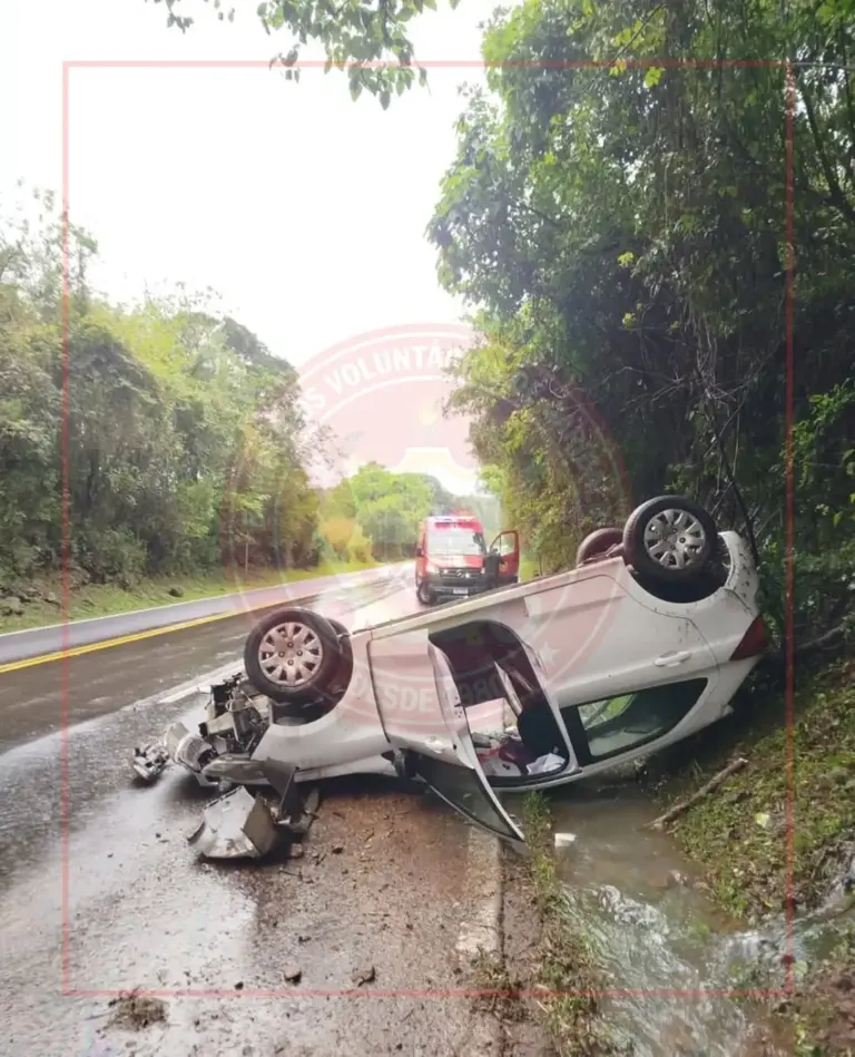 Carro capota na RSC-453, na Serra Gaúcha, e acidente termina sem feridos - Studio TV
