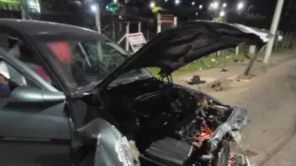 Carro fica praticamente destruído após colidir contra poste em Caxias do Sul - Studio TV