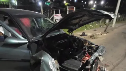 Carro fica praticamente destruído após colidir contra poste em Caxias do Sul - Studio TV