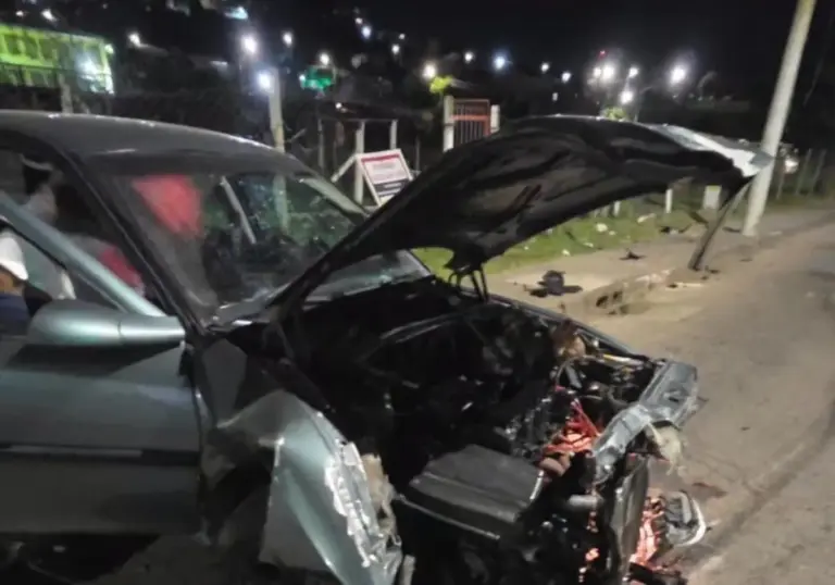 Carro fica praticamente destruído após colidir contra poste em Caxias do Sul - Studio TV