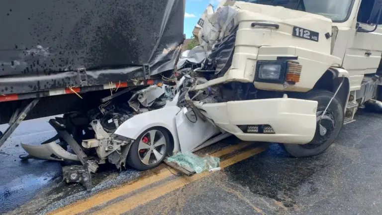 Carro fica prensado entre dois caminhões após carreta perder os freios - Studio TV