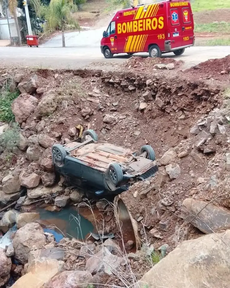 Carro sai da pista e capota na Comunidade da Gruta do Rio Marau - Studio TV