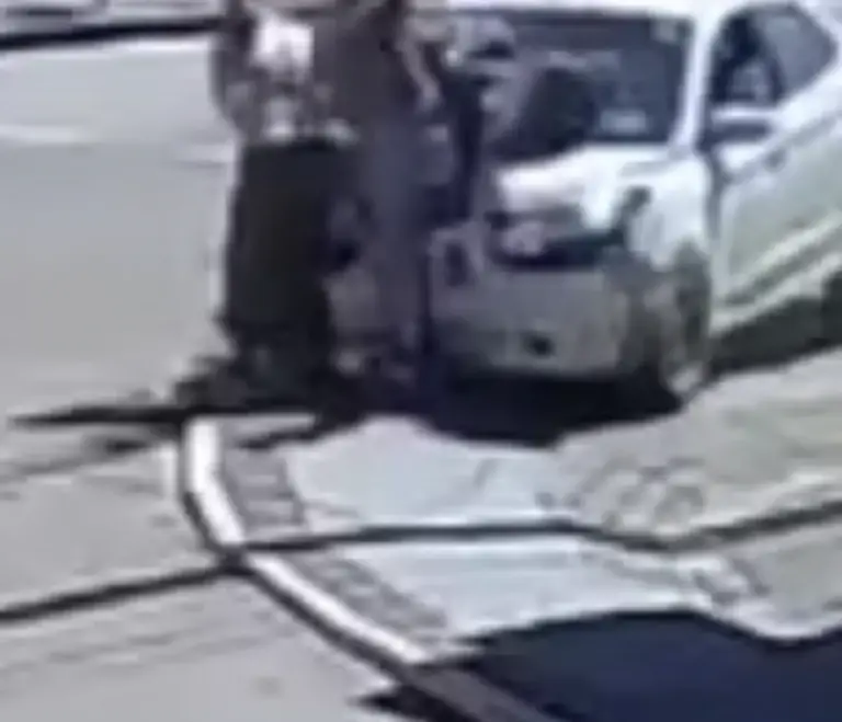 Carro sobe em calçada e deixa seis feridos no Centro de Pelotas - Studio TV