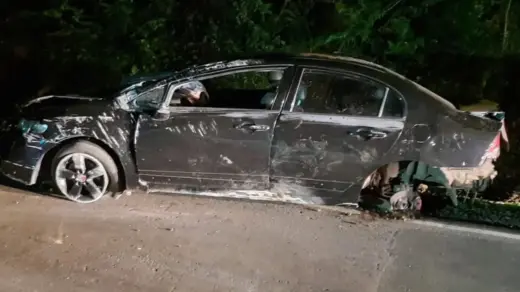 Carro tomba após roda se desprender na ERS-446, em Carlos Barbosa - Studio TV