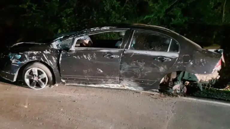 Carro tomba após roda se desprender na ERS-446, em Carlos Barbosa - Studio TV