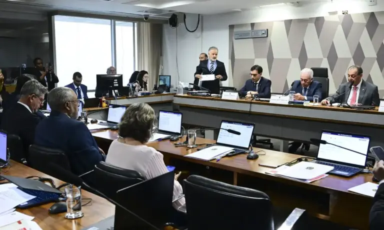 CCJ do Senado aprova PEC que acaba com escala 6x1 e reduz jornada para 40 horas semanais - Studio TV