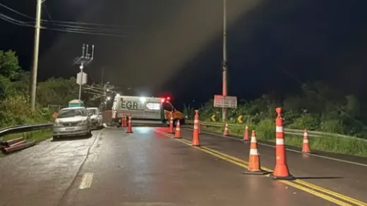 Cheia dos rios interrompe passagem de veículos na ponte entre Muçum e Encantado - Studio TV
