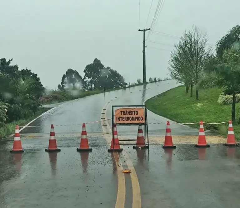 Chuva intensa provoca bloqueio preventivo em estrada de Carlos Barbosa - Studio TV