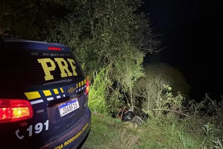 Cinco pessoas ficam feridas após carro despencar em ribanceira na Serra Gaúcha - Studio TV