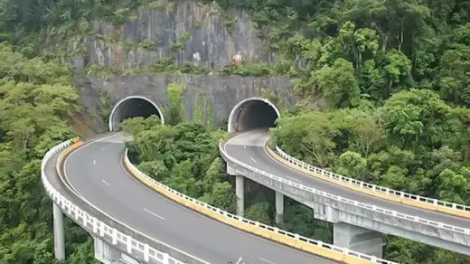 Colisão em sequência envolve três veículos no Túnel 1 da Rota do Sol, em Itati - Studio TV