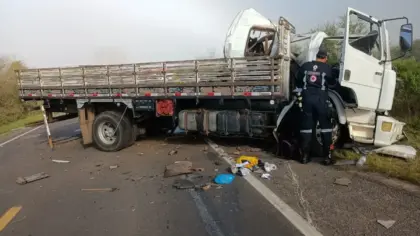 Colisão entre caminhões deixa motorista de 28 anos morto na BR-290, em São Gabriel - Studio TV
