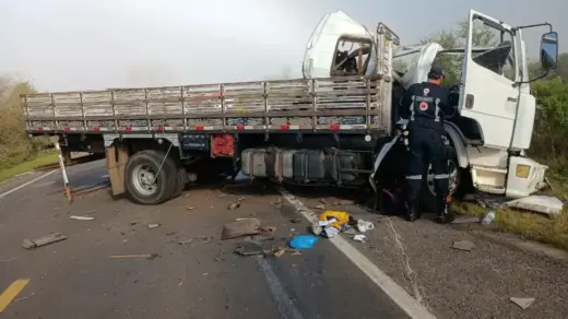 Colisão entre caminhões deixa motorista de 28 anos morto na BR-290, em São Gabriel - Studio TV
