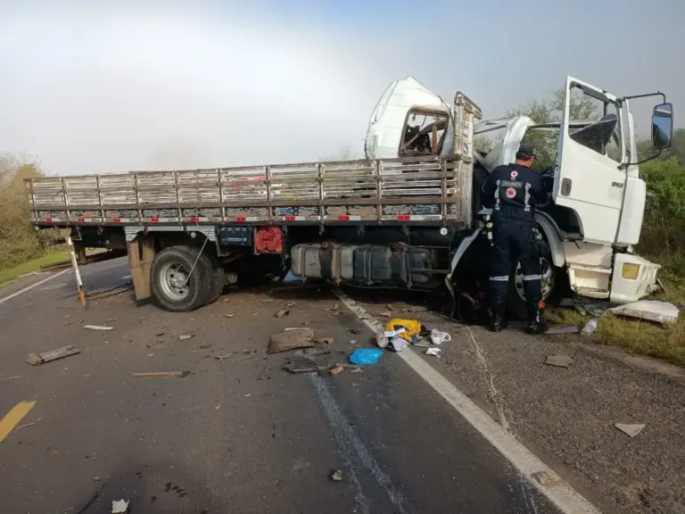 Colisão entre caminhões deixa motorista de 28 anos morto na BR-290, em São Gabriel - Studio TV