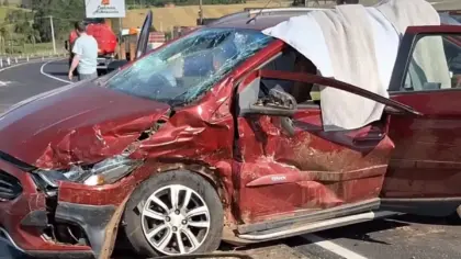 Colisão entre dois carros deixa três feridos em Arvorezinha - Studio TV