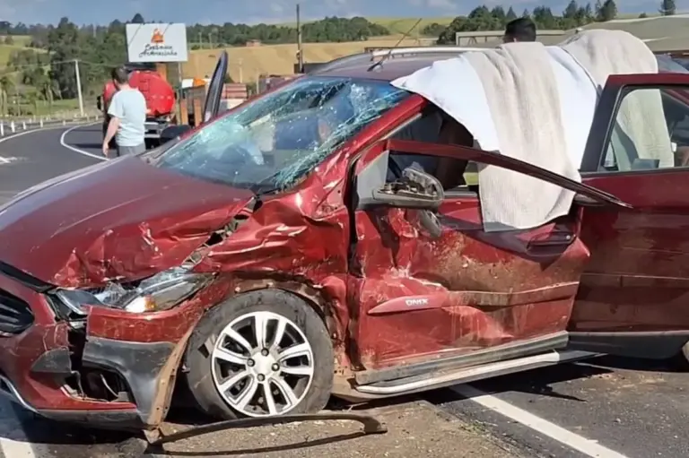 Colisão entre dois carros deixa três feridos em Arvorezinha - Studio TV