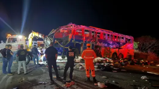 Colisão entre ônibus e carreta deixa seis mortos e dezenas de feridos em Minas - Studio TV