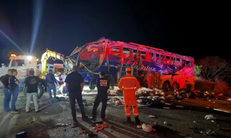 Colisão entre ônibus e carreta deixa seis mortos e dezenas de feridos em Minas - Studio TV