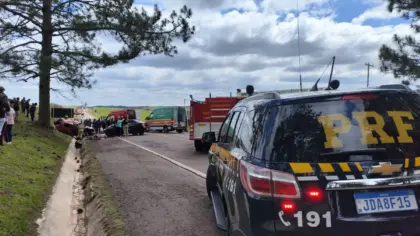 Colisão frontal deixa sete vítimas e provoca bloqueio parcial na BR-285 em Muitos Capões - Studio TV
