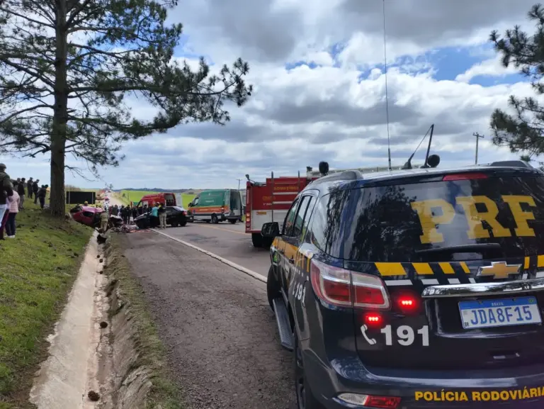 Colisão frontal deixa sete vítimas e provoca bloqueio parcial na BR-285 em Muitos Capões - Studio TV