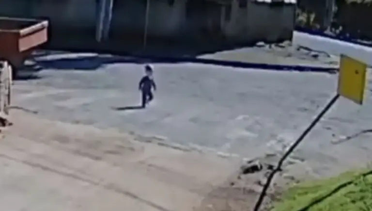 Criança de 1 ano sai sozinha de creche e chega ao trabalho da mãe em Santa Catarina - Studio TV