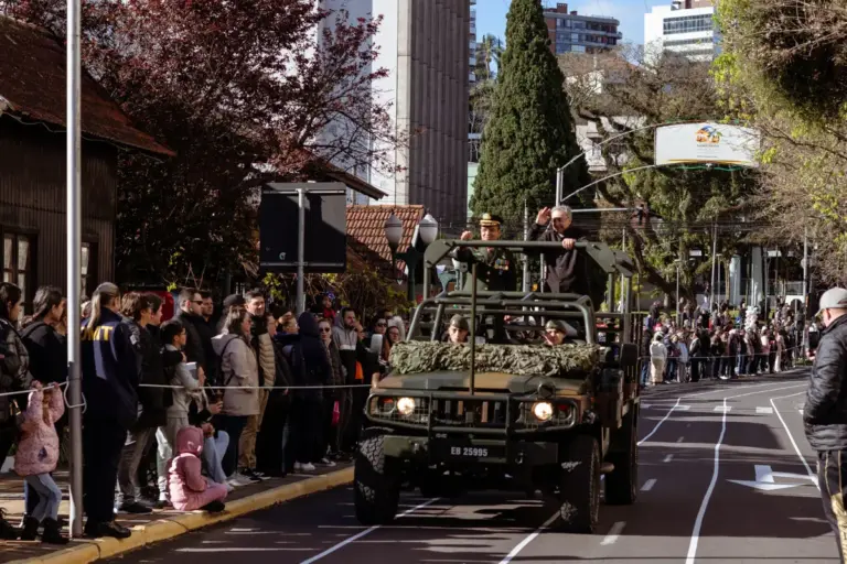 Desfile Cívico-Militar reúne 10 mil pessoas em Bento Gonçalves - Studio TV