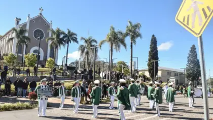 Desfile Cívico reúne comunidade de Vila Flores com o tema “Janela para o Mundo” - Studio TV