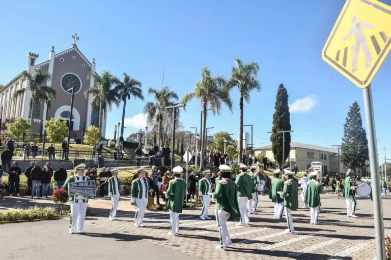 Desfile Cívico reúne comunidade de Vila Flores com o tema “Janela para o Mundo” - Studio TV